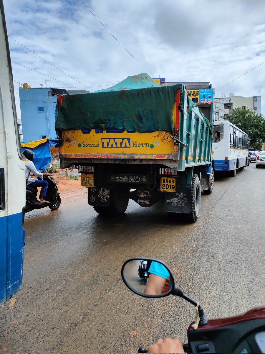 IngitChopra's tweet photo. @wftrps @BangaloreMirror @AddlCPTraffic1 @blrcitytraffic 
First complaint was raised on 4 Aug 2022 and still situation is same. HTV are on the Varthur to Sarjapur road during peak hrs even through they are not allowed. What is the responsibility of area officer? https://t.co/BjPEAHpHGB