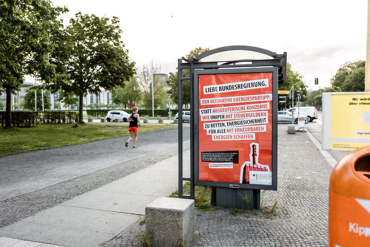 EG_Berlin's tweet photo. Unser Energiespartipp: Lasst mal nicht fossile Konzerne wie Uniper retten und stattdessen eine Übergewinnsteuer in RWEgung ziehen 😉

#gasexit #gasumlage 
📸 Vincent Villwock https://t.co/EnwykRzPeB