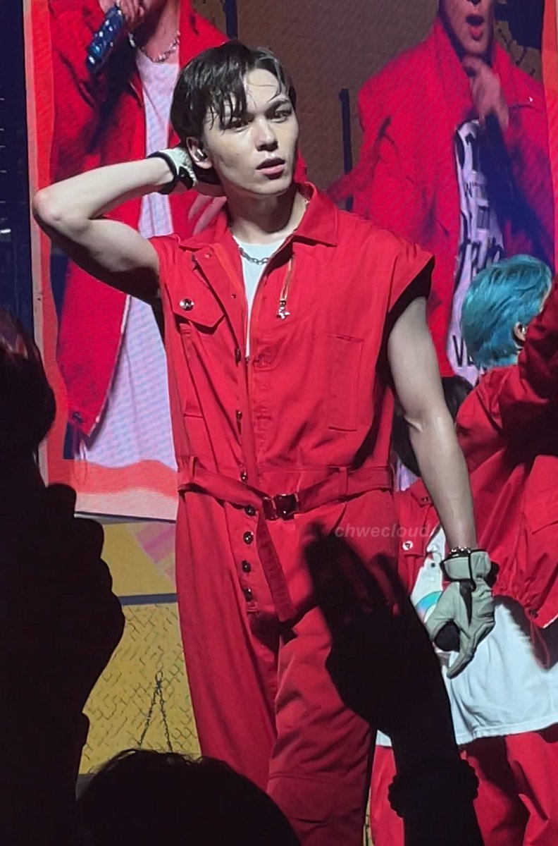 chwecloud's tweet photo. #SeventeeninChicago #VERNON https://t.co/bzSUWLXTkj