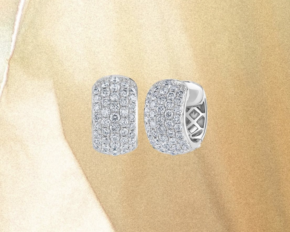 MandCoJewellers's tweet photo. Time to get sparkling - the weekend is in sight… 

https://t.co/kQmbijaM7X 

#fridayfinery  #happyfriday  #diamondearrings https://t.co/UWRC2pUE3c
