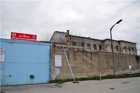 EDİRNE KADIN CEZAEVİ

Kalabalık koğuşlarda, sıcak havada cezaevinde sular sürekli kesiliyor. Mahpuslar banyo ihtiyacını karşılayamıyor. Üstelik 4-5 kişi astım hastası. Havalandırmadaki küçük deliği de kapattılar. Sıcak hava koşullarında bu zulmü yaşatmayın.

<a href="/ctekurumsal/">Ceza ve Tevkifevleri Genel Müdürlüğü</a>

Gülşen