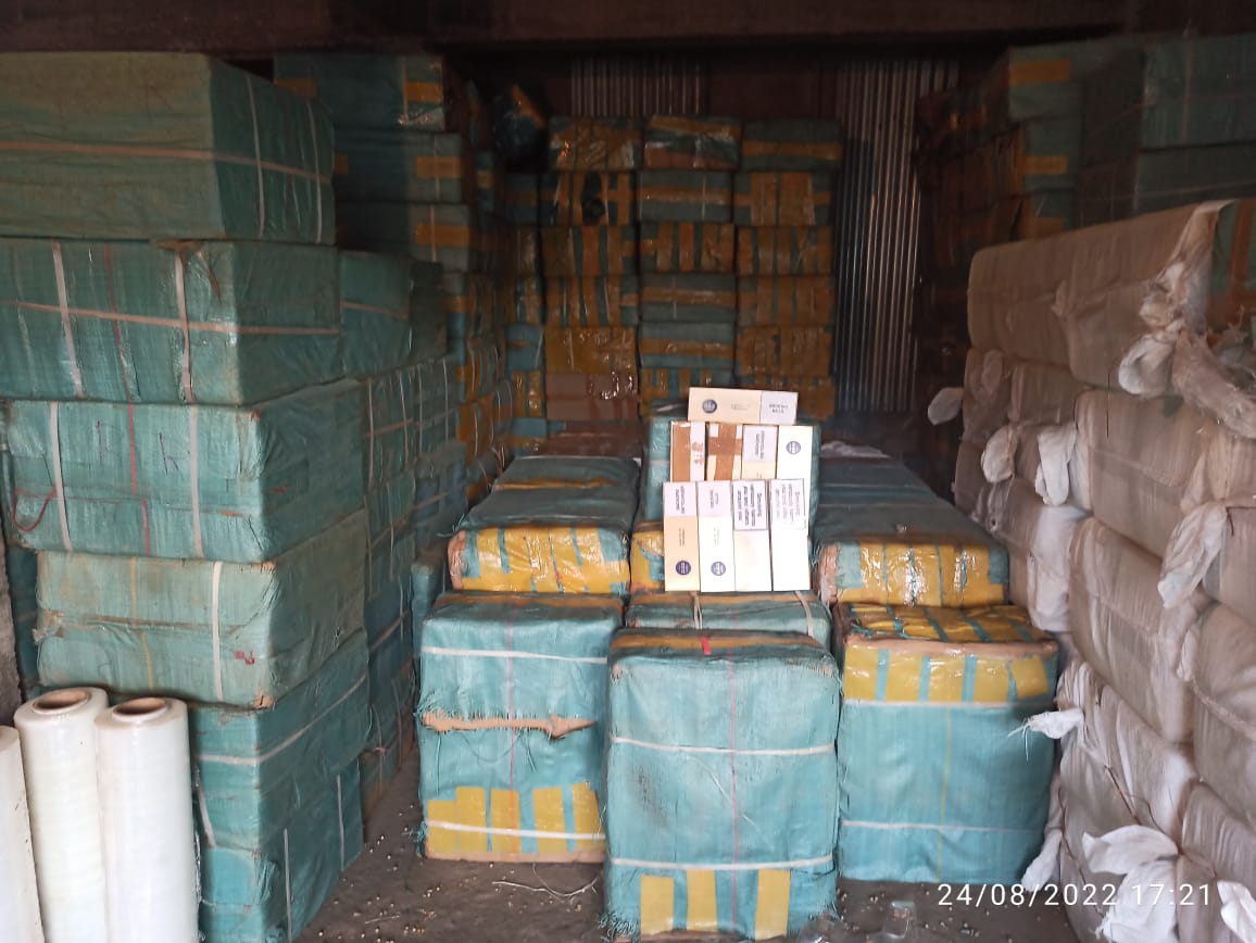 CustomsNer's tweet photo. Customs Hqrs. Preventive, NER Shillong seized 20,15,000 sticks (214 cartons) of foreign origin Cigarette brand BLEND No. 555 (Turkey) and Marlboro Gold (Switzerland) valued at Rs.3.02 crore at forest area near Syllei Ulor village, Umroi, Ri-Bhoi Dist., Meghalaya on 22.08.2022. https://t.co/nc3r4tVWUj