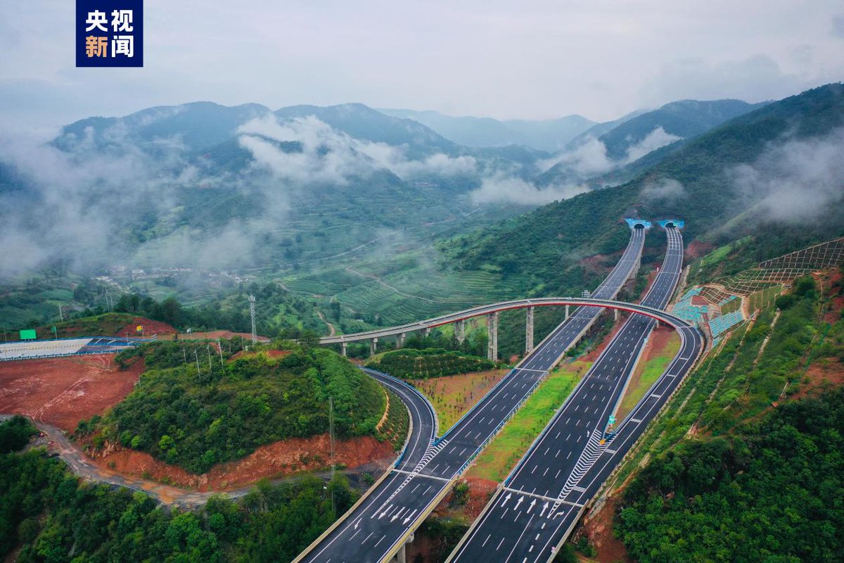 PDChina's tweet photo. A 191-km-long expressway linking Yuxi and Chuxiong in SW China’s Yunnan opened to traffic Friday. It consists of 90 tunnels and 328 bridges, passing through mountains and valleys that presented considerable engineering challenges during the 4-year long construction process. https://t.co/EqlklM9h1s