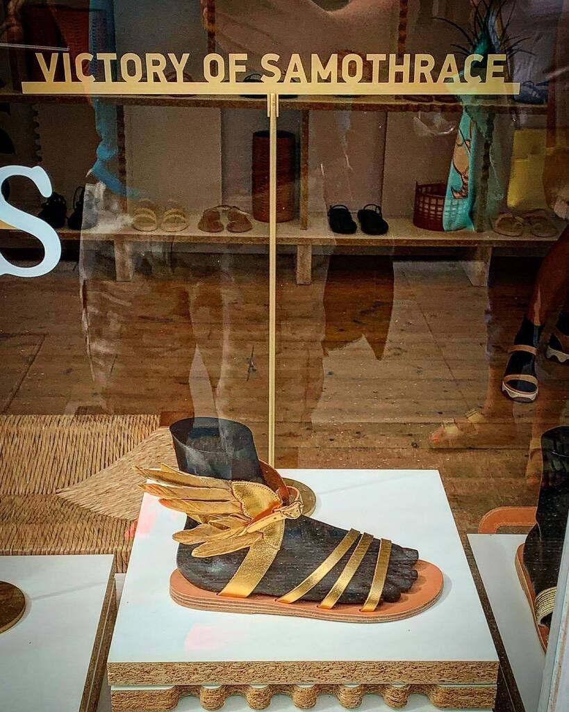 malumpfy's tweet photo. It’s all Greek to me…Sandal shop window, Marylebone, Saturday
#sandalshop #sandals #itsallgreektome #shoeshop #hermes #wingedfeet #socksandsandals #chilternstreet #ssone #marylebone #marylebonevillage #westminster #london #londonist #thisislondon #l… https://t.co/lHq7MSc8ja https://t.co/X1NupdIZYP
