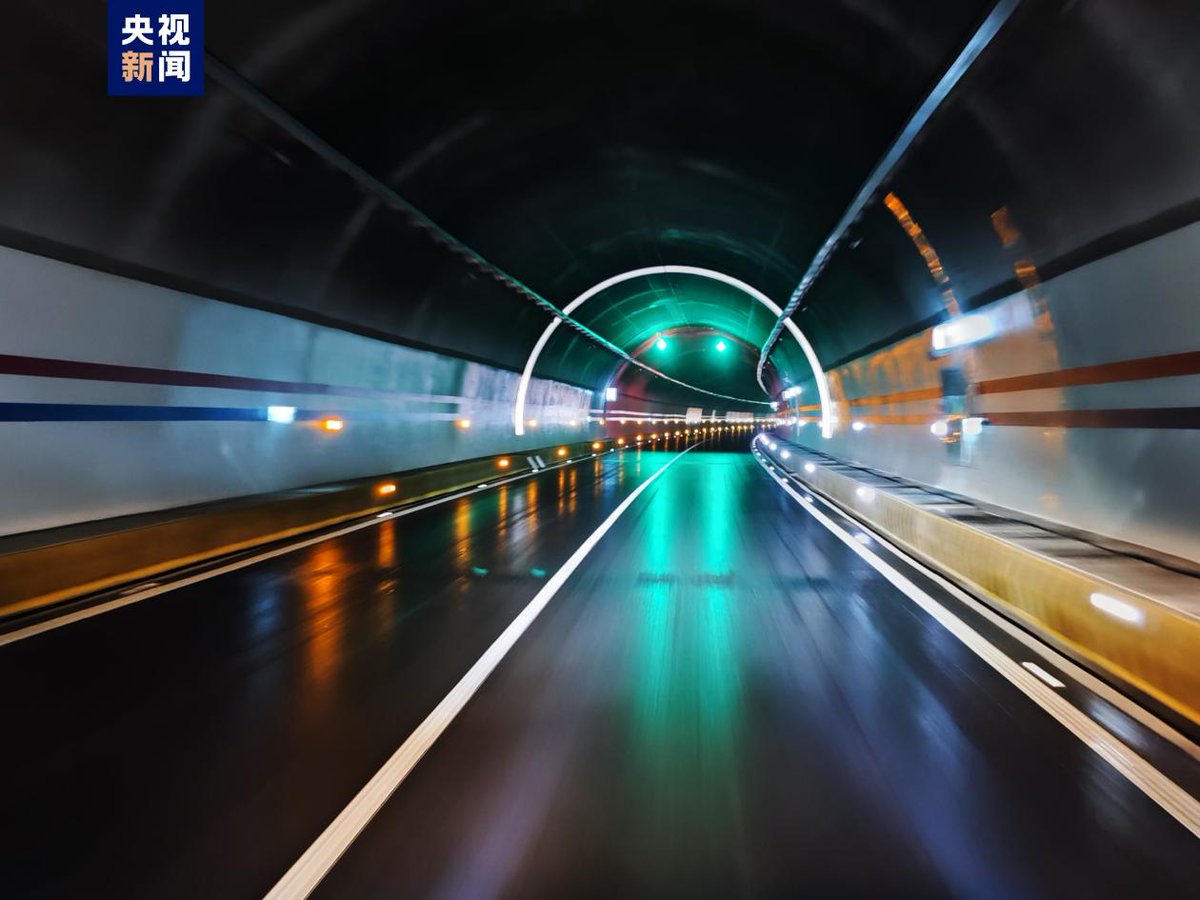 PDChina's tweet photo. A 191-km-long expressway linking Yuxi and Chuxiong in SW China’s Yunnan opened to traffic Friday. It consists of 90 tunnels and 328 bridges, passing through mountains and valleys that presented considerable engineering challenges during the 4-year long construction process. https://t.co/EqlklM9h1s