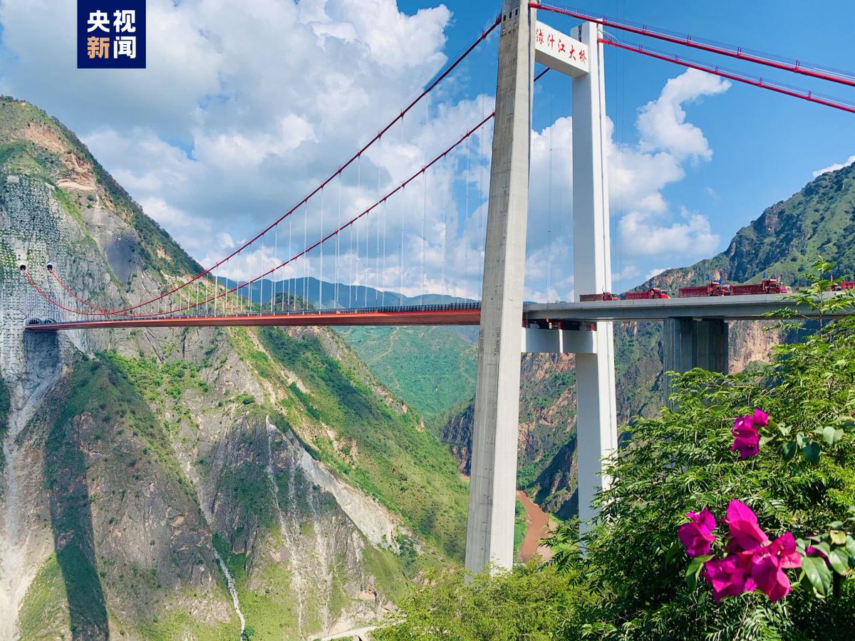PDChina's tweet photo. A 191-km-long expressway linking Yuxi and Chuxiong in SW China’s Yunnan opened to traffic Friday. It consists of 90 tunnels and 328 bridges, passing through mountains and valleys that presented considerable engineering challenges during the 4-year long construction process. https://t.co/EqlklM9h1s
