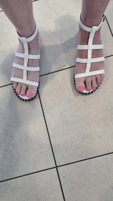 Anybody on here with a foot fetish 🦶 😘 My ickle size 5's 😂 Not done a video for ages with spunk on my