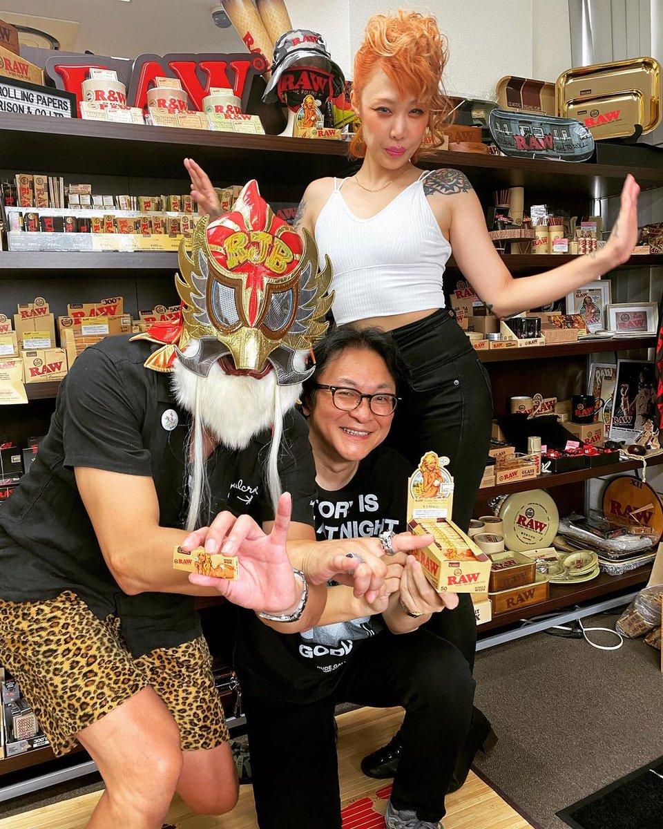 RAWRollingPaper's tweet photo. Rockin'Jelly Bean氏
(ロッキン・ジェリー・ビーン)来社❗️
浅草で撮影が終わり、RJBガールWiggyちゃんと遊び(打ち合わせ?)に来てくれました🤗
RAWガールペーパーを持ってノリノリです!
忙しい中、有難う!🙏
#raw #rawgirl #rawgirls #rockinjellybean
@RockinJello https://t.co/ra9RvQESFu