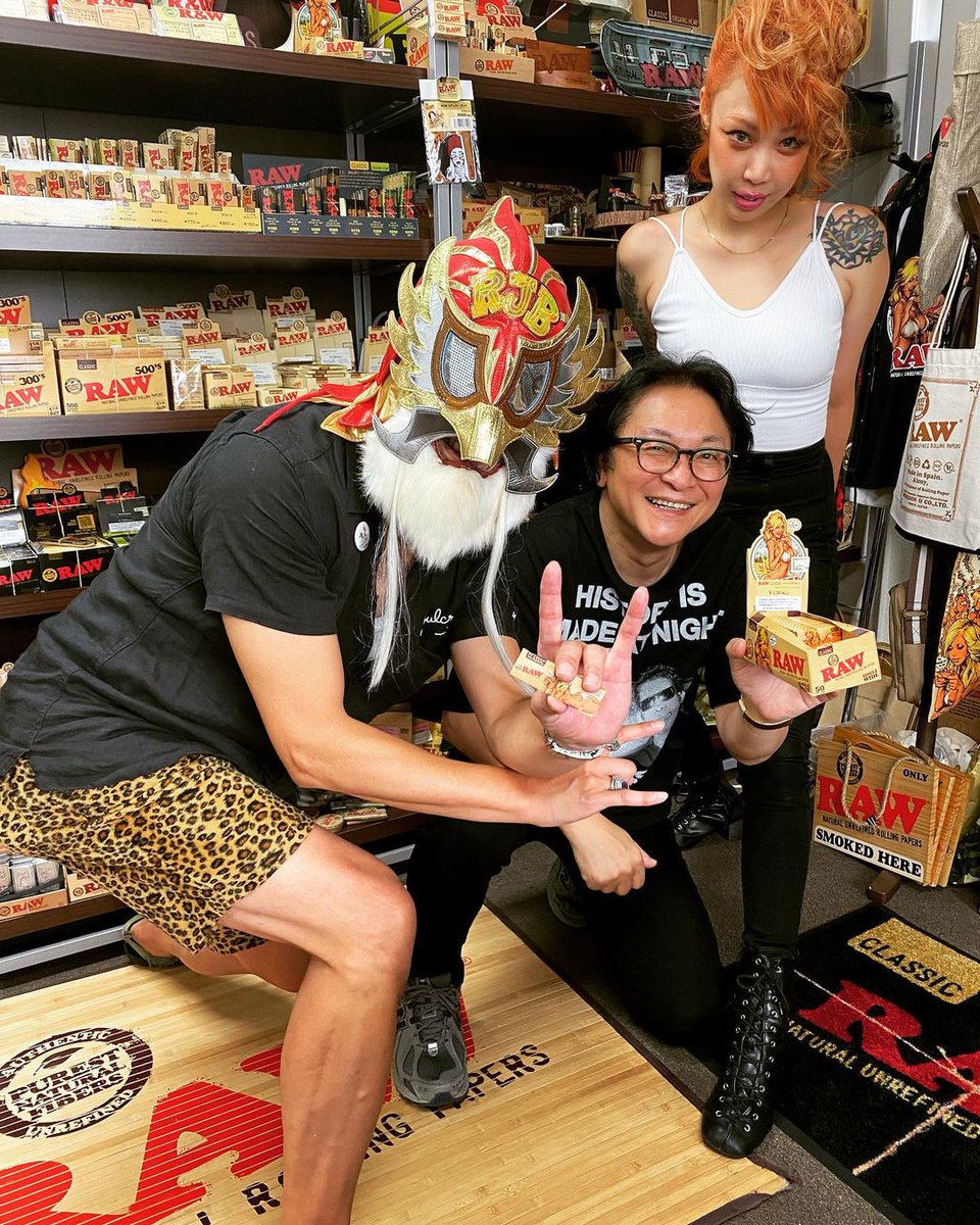 RAWRollingPaper's tweet photo. Rockin'Jelly Bean氏
(ロッキン・ジェリー・ビーン)来社❗️
浅草で撮影が終わり、RJBガールWiggyちゃんと遊び(打ち合わせ?)に来てくれました🤗
RAWガールペーパーを持ってノリノリです!
忙しい中、有難う!🙏
#raw #rawgirl #rawgirls #rockinjellybean
@RockinJello https://t.co/ra9RvQESFu