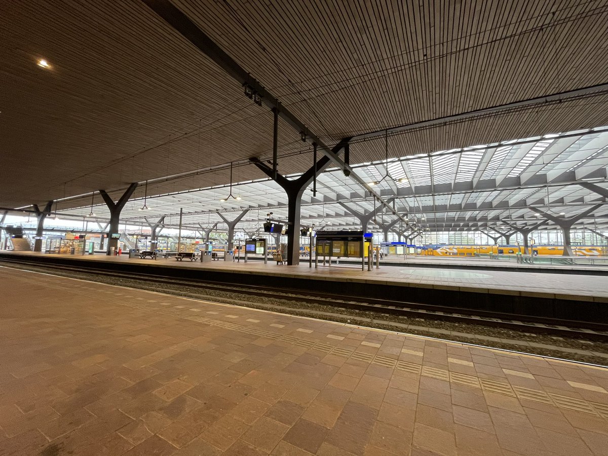 ccniggebrugge's tweet image. First time on a empty station taking one of the few trains riding today #ns #stakingns