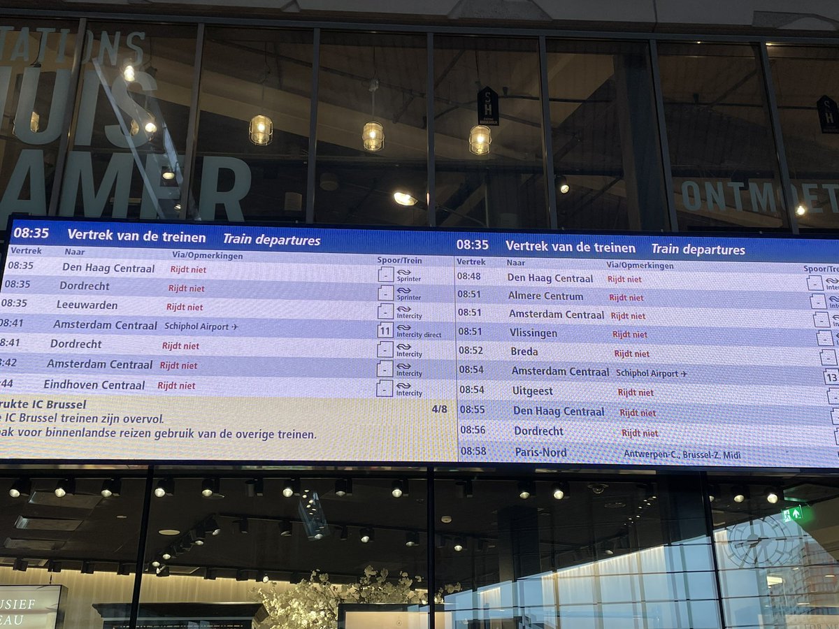 ccniggebrugge's tweet image. First time on a empty station taking one of the few trains riding today #ns #stakingns