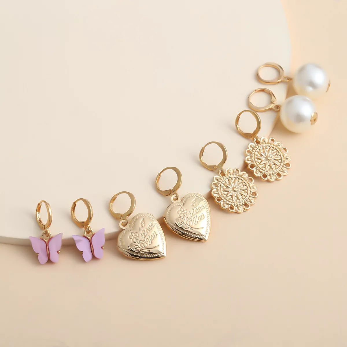 We cannot get enough of these cute little baubles from our latest collection of Huggies

#inayaaccessories #earringsoftheweek #huggieearrings #huggies #heartearrings #butterflyearrings #pearlearringsَ #sunearrings #butterlyjewellery #earringset #earringsets #luyanalu