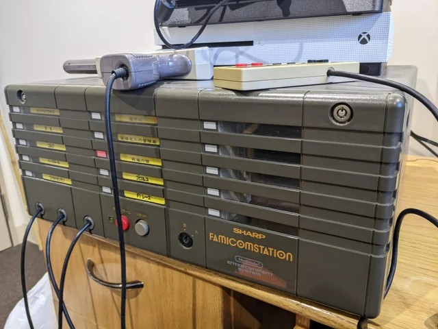 recalbox's tweet photo. LE SAVIEZ-VOUS ⁉
En 1986, Nintendo proposait la #FamicomBox aux magasins à travers le Japon, permettant aux joueurs de tester jusqu'à 15 jeux différents tout en se faisant une idée de la qualité de la Famicom. Sharp de son côté a fait la #FamicomStation, en tous points identique https://t.co/brhdue28sO