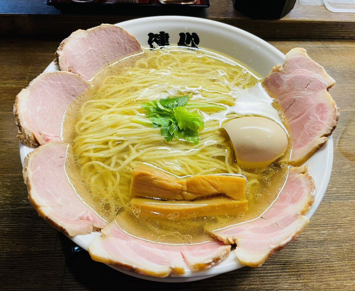 山形市 らーめん健心 鶏しおらーめん(大盛り) TP 味玉&肉増し 味玉、トロトロで染みる〜 肉、旨味最高これも染みる〜 そしてシンプルいずベストの塩ラーメン 全身にうまさが染み渡りました 本日もご馳走様でした