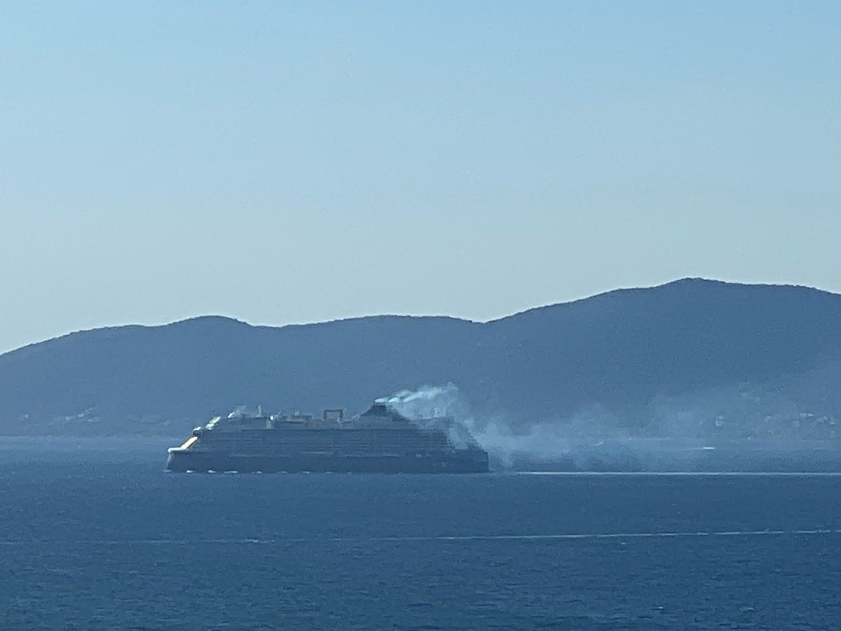 Voilà CelebrityEdge, 130.000 t, 300 m, ses formes hideuses, et son “merveilleux” panache de fumée grise qui empoisonne la vie des habitants du golfe <a href="/VilledAjaccio/">Ville d’Ajaccio - Cità d'Aiacciu</a>

Trop c’est trop. Partagez largement cette photo, il est temps d’attaquer en justice son armateur <a href="/RoyalCaribbean/">Royal Caribbean</a>