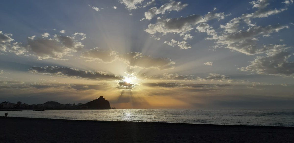 laura_mc1's tweet photo. Amanecer desde Águilas (Murcia). @tiempobrasero #tutiempo https://t.co/uLxT0TQpjl