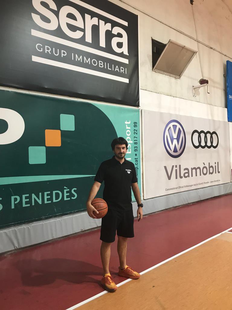 SECASAL's tweet photo. Estem molt il·lusionats de presentar el nou entrenador del Sènior Blanc A🏀

En Roger Vendrell és un entrenador format com a jugador a la #secasal. Ens agrada apostar per la gent de casa i continuar creixent en l’àmbit esportiu i professional🔥

Bentornat, Roger🔴⚪️⚫️ https://t.co/yu4RLfPPvP