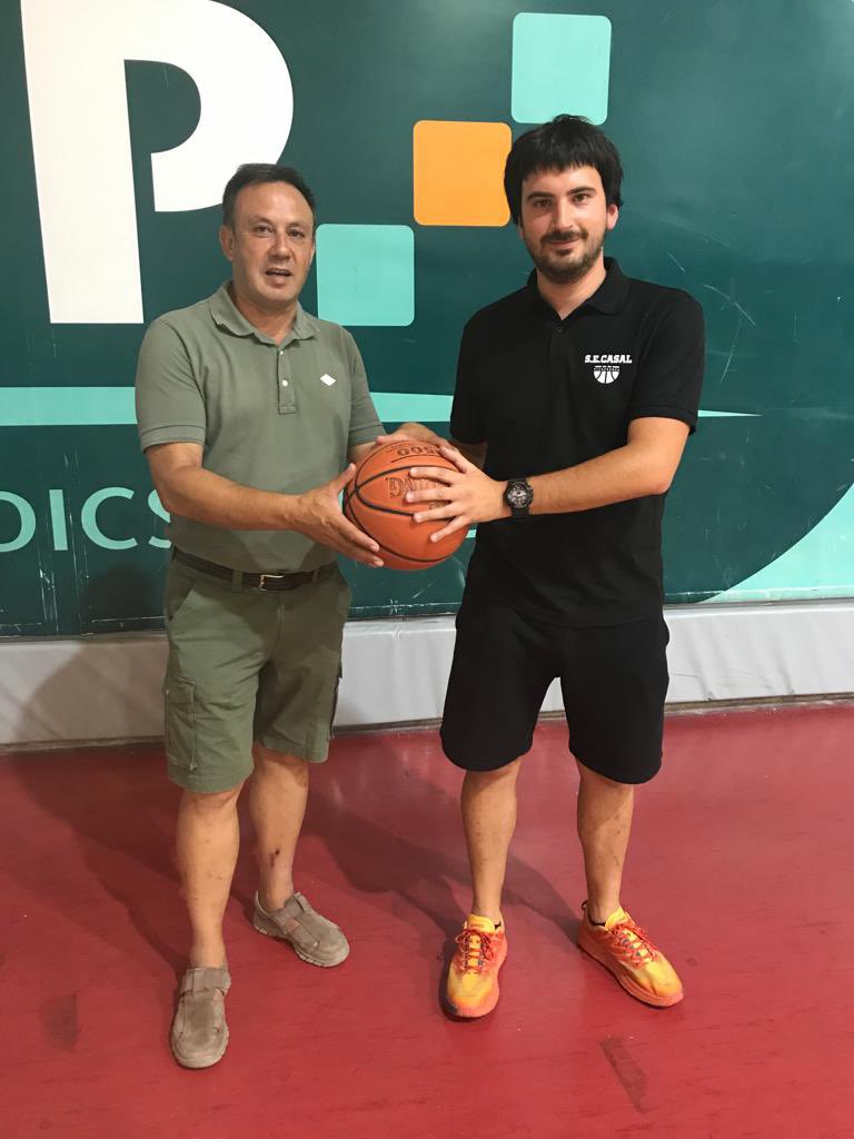 SECASAL's tweet photo. Estem molt il·lusionats de presentar el nou entrenador del Sènior Blanc A🏀

En Roger Vendrell és un entrenador format com a jugador a la #secasal. Ens agrada apostar per la gent de casa i continuar creixent en l’àmbit esportiu i professional🔥

Bentornat, Roger🔴⚪️⚫️ https://t.co/yu4RLfPPvP