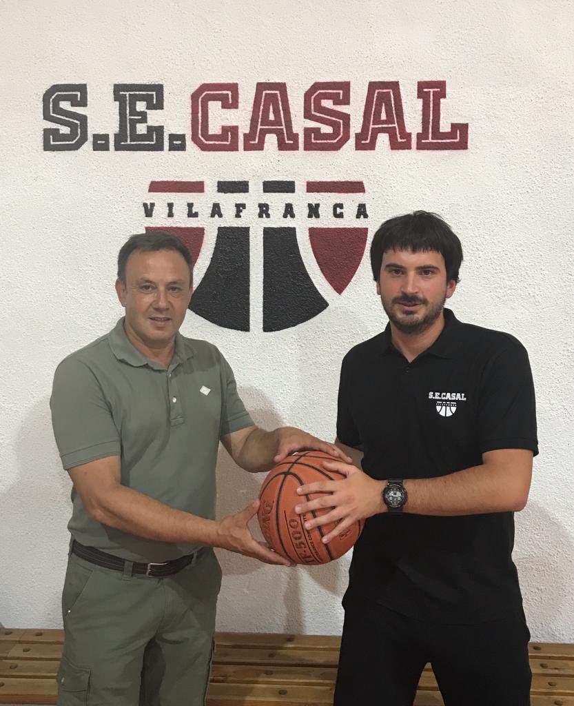 SECASAL's tweet photo. Estem molt il·lusionats de presentar el nou entrenador del Sènior Blanc A🏀

En Roger Vendrell és un entrenador format com a jugador a la #secasal. Ens agrada apostar per la gent de casa i continuar creixent en l’àmbit esportiu i professional🔥

Bentornat, Roger🔴⚪️⚫️ https://t.co/yu4RLfPPvP