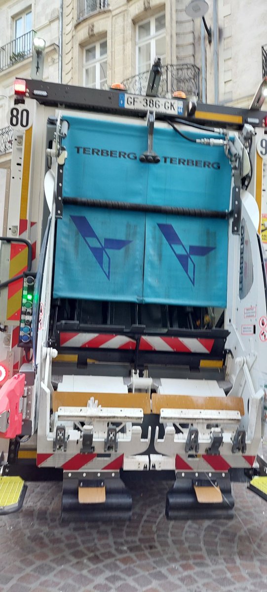 RmiMartin6's tweet photo. @NantesMetropole Quand le camion de poubelles de Nantes métropole vide sa cuve dans la rue, ça fini dans les eaux pluviales. Les mecs sont censés nettoyer les rues 🤣 et surtout bravo l'écologie 👌😡 https://t.co/zrT90FlY4o