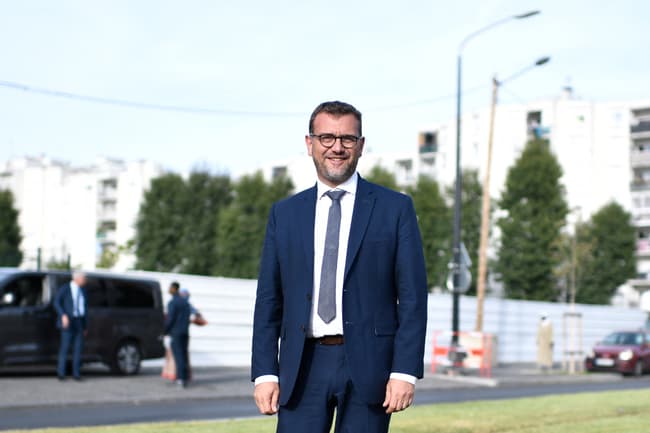 BFMTV's tweet photo. 🔴 EN DIRECT 
Le ministre de la Ville envisage d'équiper gratuitement en fournitures scolaires les élèves des quartiers populaires à la rentrée 2023

https://t.co/KVXwmuW0tb https://t.co/25hRsgFywa