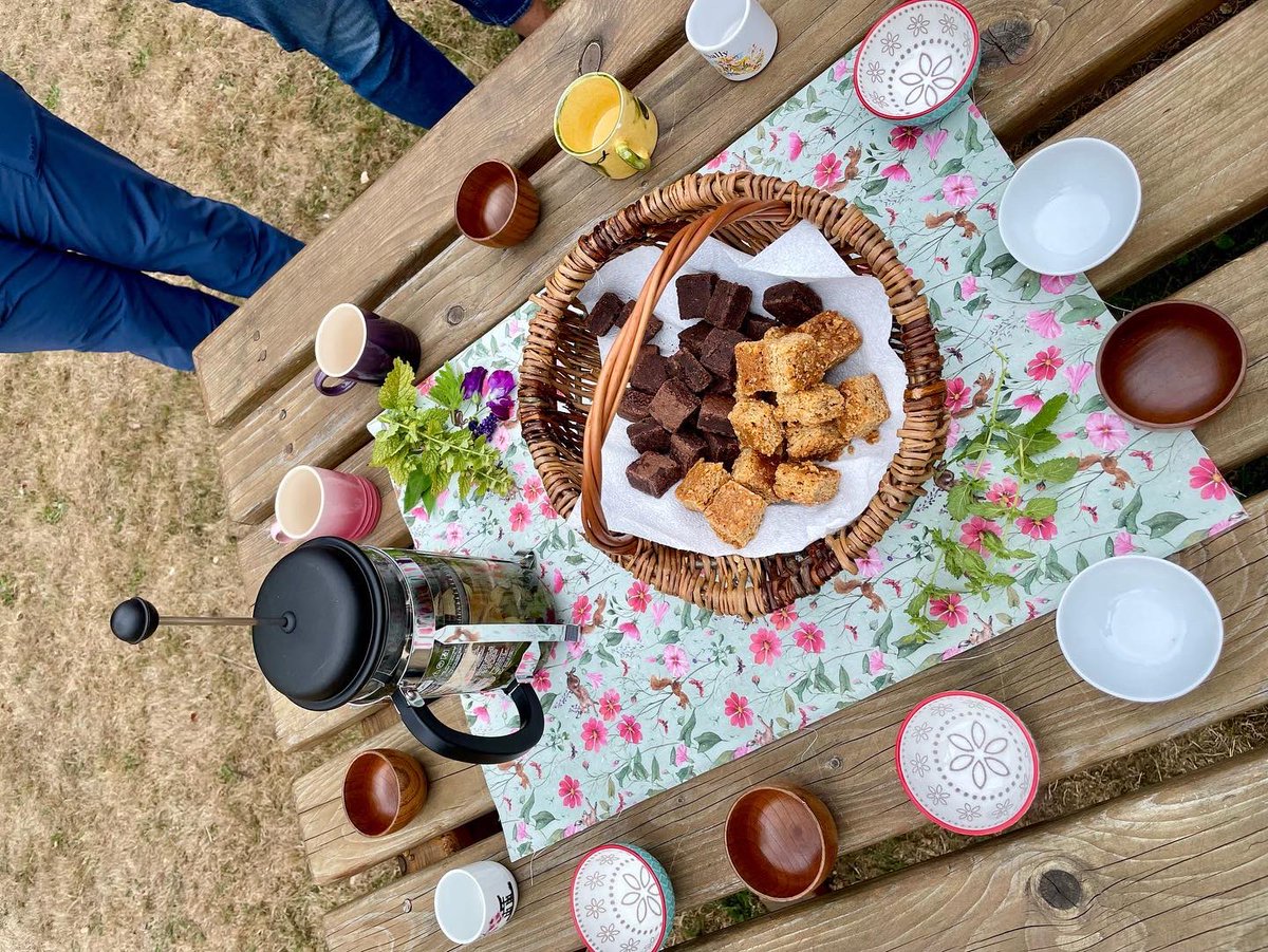 It was a delight to deliver a nature immersion experience for these folk on #retreat in Henley recently. Meeting spectacular trees, grounding, noticing nature, a sniffari and creating land art - all the #forestbathing invitations went down well. #eventprofs #corporate