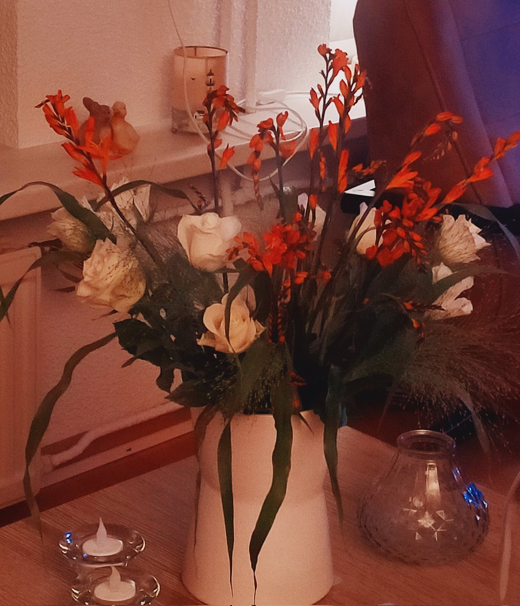 HooikammerJoke's tweet photo. Eerste lesweek na de zomervakantie. Van een leerling kreeg ik een mooi boeket bloemen . Wat lief! 🤩🎶 #muziekleswezep #pianoles #orgelles #blijmetmijnleerlingen https://t.co/gs0GoP2wcs