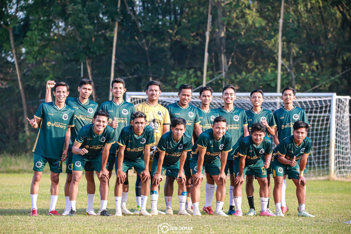 gibranhuzaifah's tweet photo. Kalo tech company lain sponsorin Liga 1 dan bahkan ada yang skala World Cup, di eFishery jadi sponsor klub bola tarkam pembudidaya kita di Demak, Ndas Manyung FC!

Sip, taun depan kita sponsorin Real Madrid ya. Nunggu Benzema buka kolam lele. https://t.co/O4af8zh5Vs