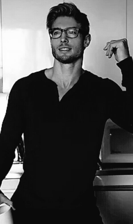 ChampionsO_RPG's tweet photo. #Personaje: Brayan Coleman 📔👓
#Trama: Principal Chanel 🐻❤️‍🔥
#Ofició: Oficial de seguridad.
#Gusto: Poesía, ejercicio, y animales.
#Disgusto: Vagancia e Ignorancia.
#Sexo: ♂️ Heterosexual. https://t.co/va2dpEPvUf