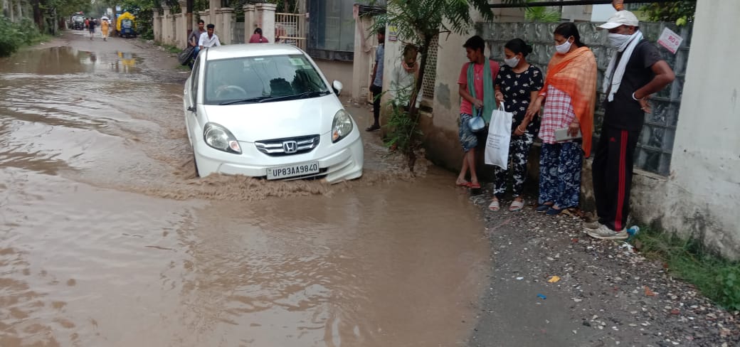 IndoliaVirendra's tweet photo. माननीय मुख्यमंत्री @myogiadityanathजी आपका ग़ाज़ियाबाद में हार्दिक स्वागत है,राजनगर एक्सटेंशंन में सालों से सड़कें टूटी हुई है, प्रशासन से अनुरोध का भी कोई असर नहीं है,यहां की सड़कों की मरम्मत कराने की कृपा करें और इस क्षेत्र के विकास कार्यों का जायजा भी अवश्य लें @UPGovt @OfGzb https://t.co/zSGaNwQ4t3