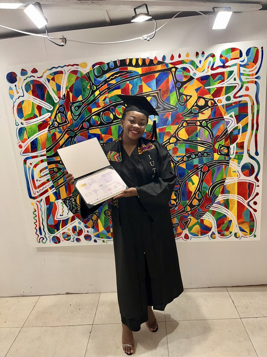 TaaliinaaT's tweet photo. La cérémonie de ma remise de diplôme était tellement émouvante j’ai pleuré comme une madeleine #bachelorsession2021 #IUTS https://t.co/rvF0rK50Qh