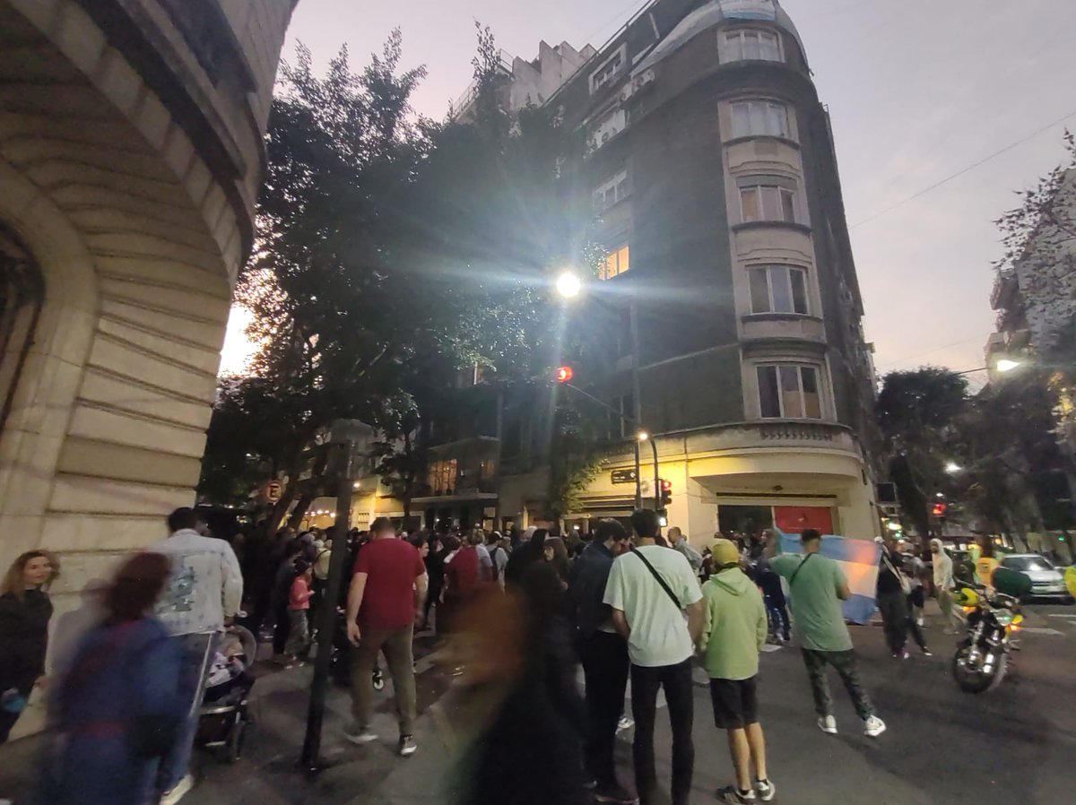 marianoobarrio's tweet image. Es inadmisible que todavía sigan cortando la calle frente al departamento de Cristina y tengan que desviar todos los autos que vienen por Juncal hacia Uruguay. La Ciudad tiene que despejar la zona, porque no se respeta la autoridad en la Argentina y eso es parte del problema