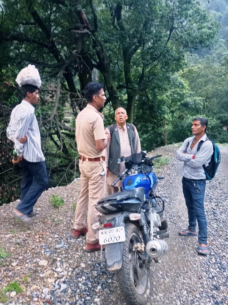 TehriGarhwalPol's tweet photo. हेलो टिहरी
#UKPoliceCares #humanln #ukprescueops #ukpolicehaisaath #navneetsinghbhullar #ssptehri #UttarakhandPolice 
#आपदा से प्रभावित परिवारों के घर घर जाकर टिहरी पुलिस ने उनके परिजनों की पूछी कुशलछेम व दिया हर संभव मदद का आश्वासन https://t.co/KuKYJoZOW4