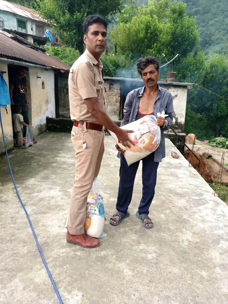 TehriGarhwalPol's tweet photo. हेलो टिहरी
#UKPoliceCares #humanln #ukprescueops #ukpolicehaisaath #navneetsinghbhullar #ssptehri #UttarakhandPolice 
#आपदा से प्रभावित परिवारों के घर घर जाकर टिहरी पुलिस ने उनके परिजनों की पूछी कुशलछेम व दिया हर संभव मदद का आश्वासन https://t.co/KuKYJoZOW4