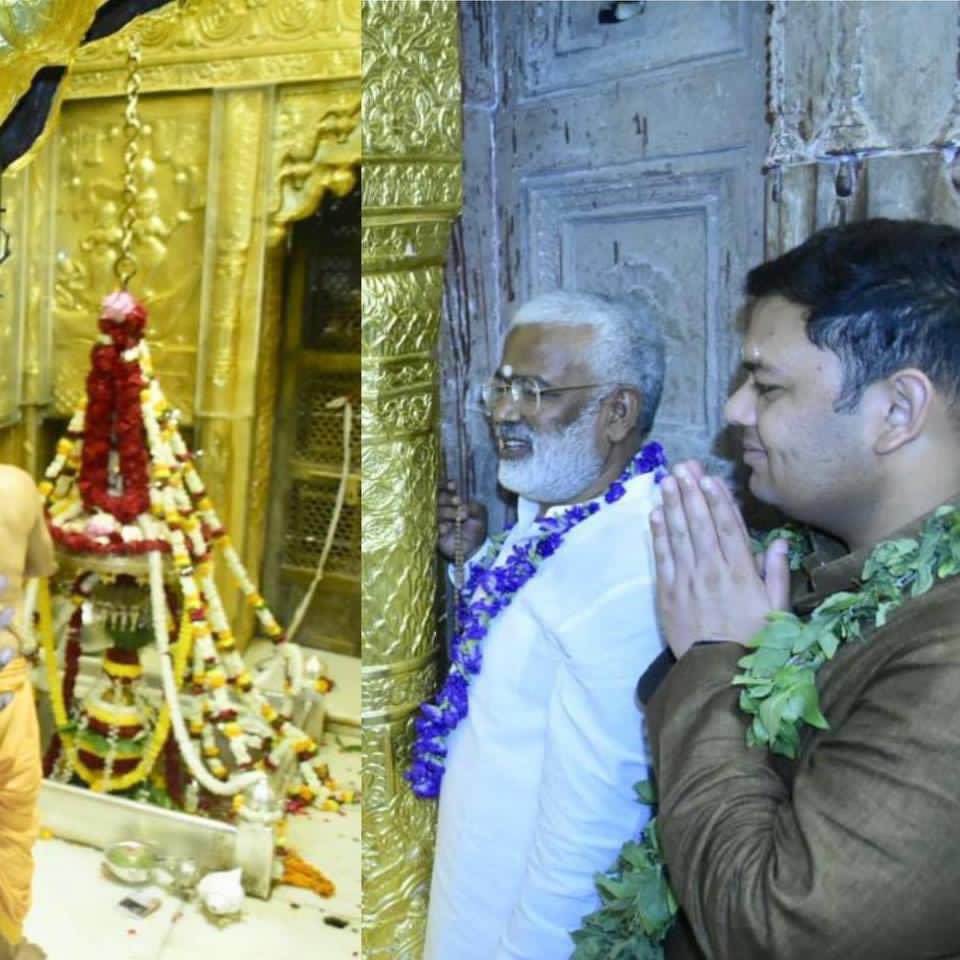 thisissanjubjp's tweet photo. आज काशी में बाबा विश्वनाथ जी का भव्य दर्शन करने का परम सौभाग्य प्राप्त हुआ l बाबा विश्वनाथ जी की शयन आरती में सम्मिलित हुआ। https://t.co/t4gpZPCXl7