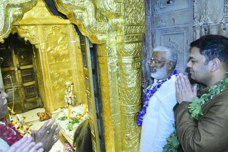 thisissanjubjp's tweet photo. आज काशी में बाबा विश्वनाथ जी का भव्य दर्शन करने का परम सौभाग्य प्राप्त हुआ l बाबा विश्वनाथ जी की शयन आरती में सम्मिलित हुआ। https://t.co/t4gpZPCXl7