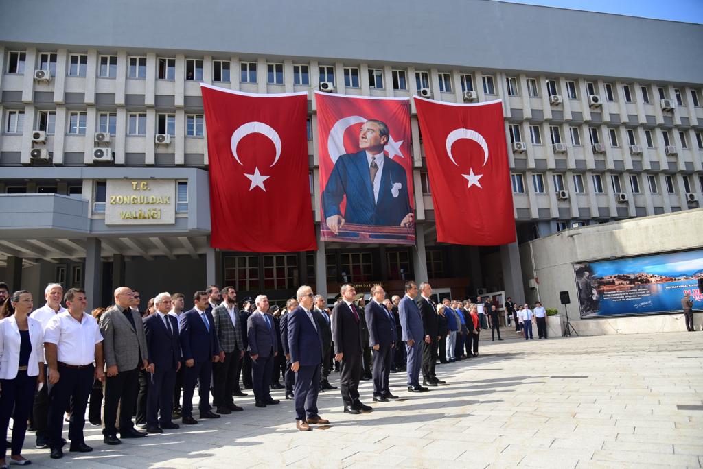 ZonguldakMEM's tweet photo. Gazi Mustafa Kemal Atatürk'ün Zonguldak'ı teşriflerinin 91.Yıl Dönümü'nde Valimiz Sayın @mtutulmaz,  Milletvekillerimiz, Belediye Başkanımız, İl Müdürümüz @zuleyhaaldogan ve İlimiz Protokolünün katılımıyla Atatürk Anıtı'na çelenkler sunuldu.

@tcmeb https://t.co/RjiDpfpVmX