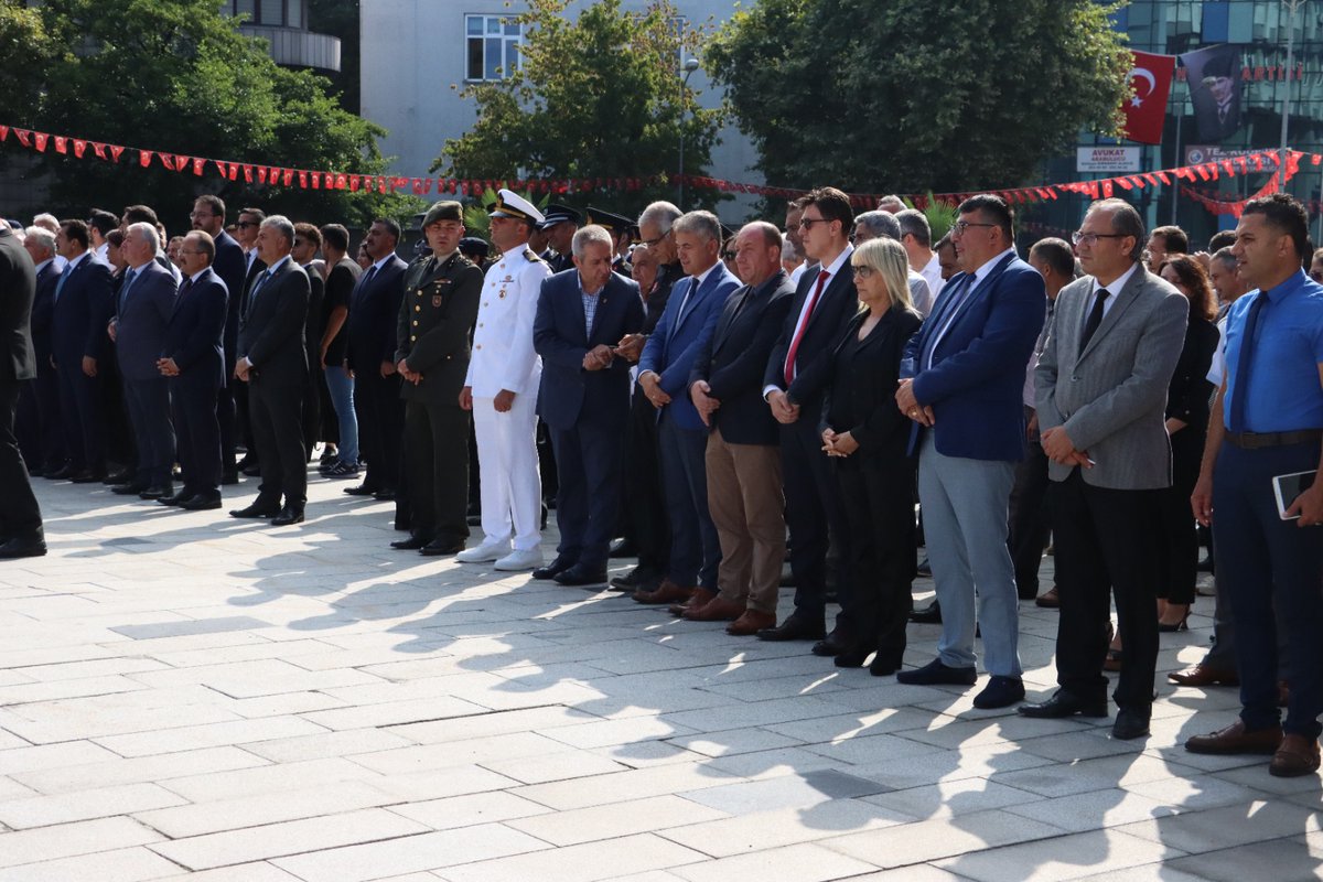ZonguldakMEM's tweet photo. Gazi Mustafa Kemal Atatürk'ün Zonguldak'ı teşriflerinin 91.Yıl Dönümü'nde Valimiz Sayın @mtutulmaz,  Milletvekillerimiz, Belediye Başkanımız, İl Müdürümüz @zuleyhaaldogan ve İlimiz Protokolünün katılımıyla Atatürk Anıtı'na çelenkler sunuldu.

@tcmeb https://t.co/RjiDpfpVmX