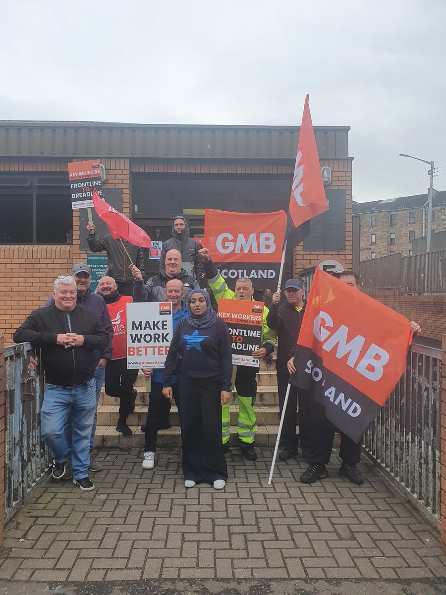 At the Western Depot - solidarity with our frontline workers, we rely on their vital services @GMBScotOrg, @UniteScotland. They deserve a fair pay deal. #InWorkPoverty #CostOfLivingCrisis