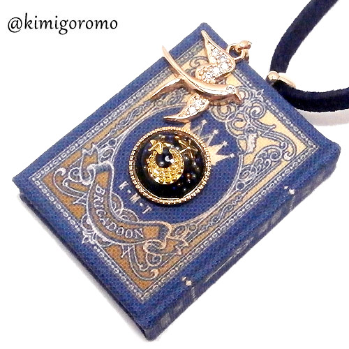 Arundel_shop's tweet photo. 本日もありがとうございました！最後の週末に入る君衣さん個展も、連日の作品お求めありがとうございます☆
『星を追うテトラビスロス』や『星が導くブリガドーン旅行記』などの魔法書や、小瓶ネックレスも素敵なものがまだございます。店舗限定ではお得な「古書コーナー」もお見逃しなく！ https://t.co/ozmlYkafTZ