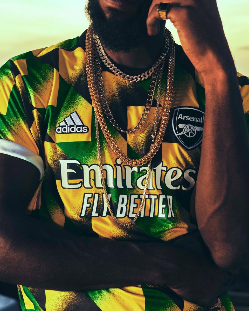 A nova camisola pré-jogo do Arsenal, dedicada aos adeptos jamaicanos 🇯🇲