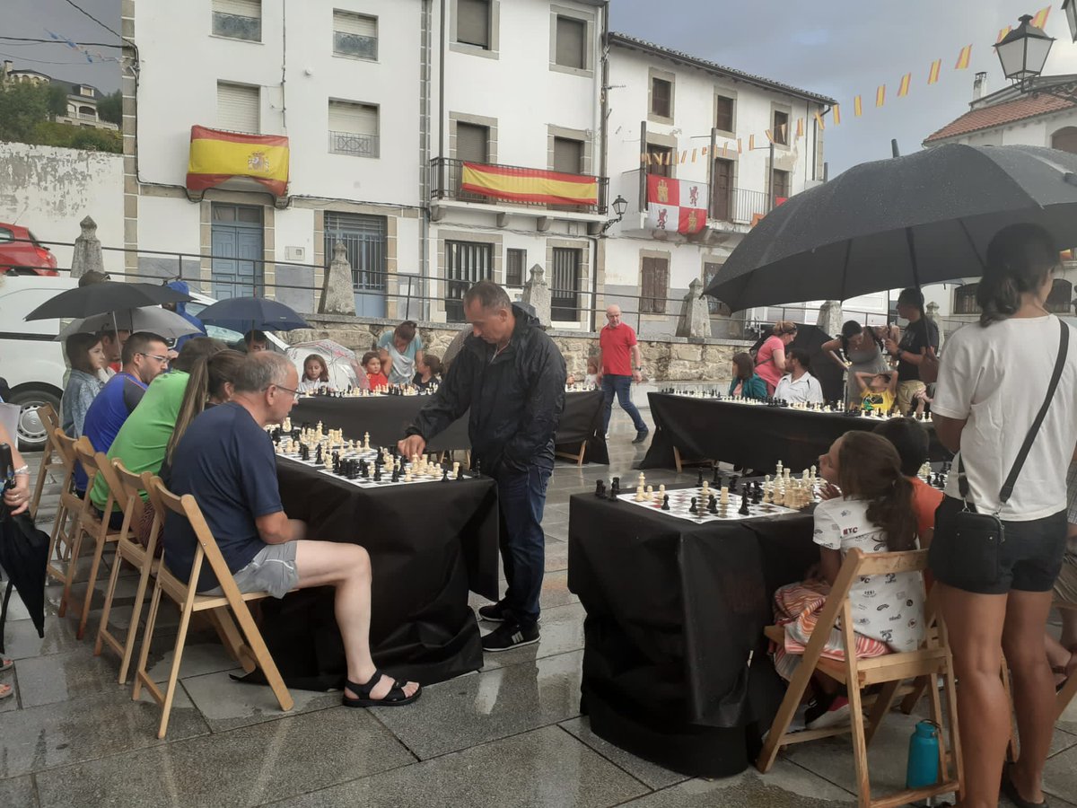amadordelanava's tweet photo. Entusiasmo ajedrecístico ayer en #Ledrada donde jóvenes y mayores no dudaron en aguantar el chaparrón y seguir con las partidas. Al finalizar la partida simultánea se procedió a la entrega de premios del torneo celebrado el día 23 https://t.co/dqeWOtke8N