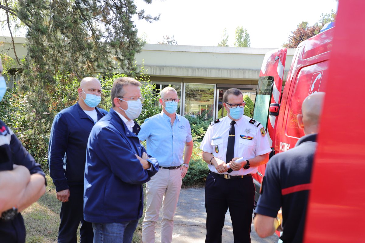 sdis08's tweet photo. Grâce à un #Partenariat #BonsEchanges #Convention employeur #Stellantis (20SPV), le #sdis08 remet officiellement un #VSAV réformé à l'entreprise. Ce 🚒 permettra aux équipes de 2e intervention d'assurer le transport, uniquement sur le site au PM, dans de meilleures conditions. https://t.co/ScXFT8z7qt