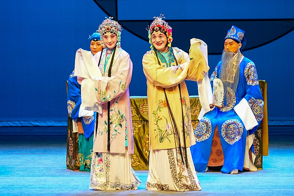zhang_heqing's tweet photo. The #PekingOpera’s The Phoenix Returns to Its Nest was performed in Kunshan, Jiangsu province, on Aug 23. A representative work from the “Mei School” of the art, the production tells a comic love story set in the late Ming Dynasty (1368-1644). https://t.co/U9HgfKVSJ2