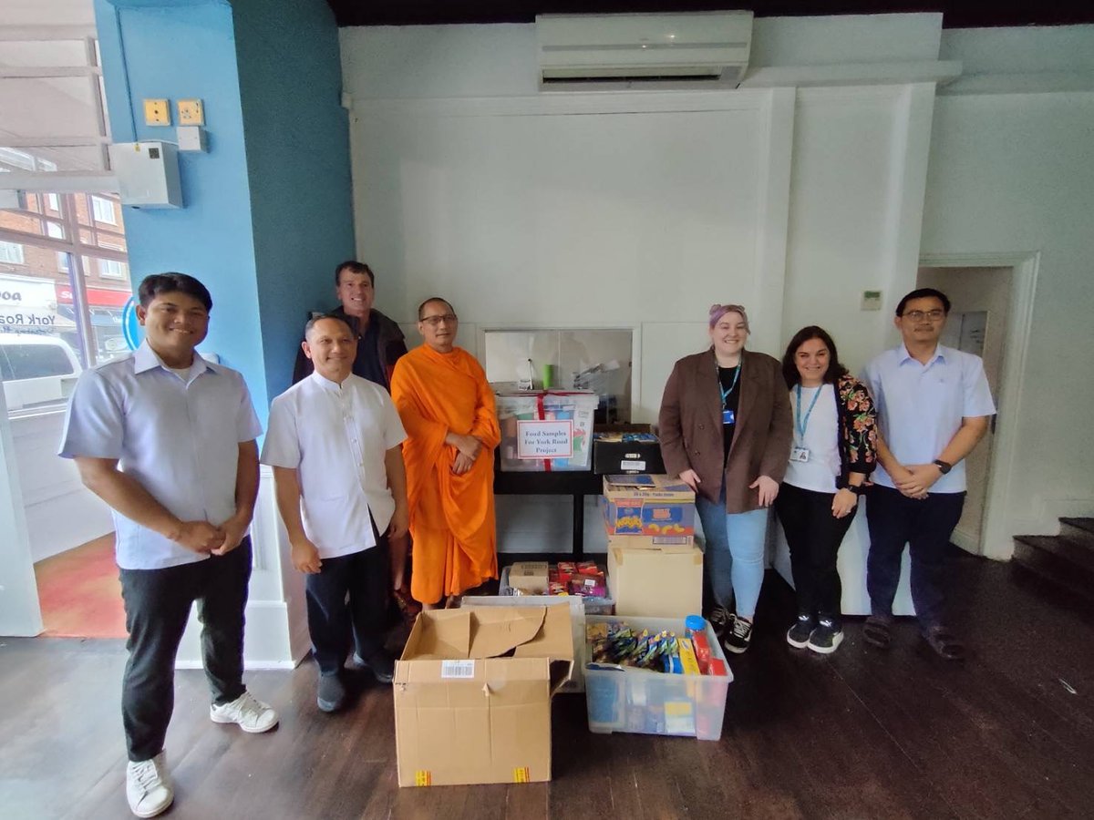 DhammakayaInfo's tweet photo. 25สค.65 พระมหารณภพ โชติลาโภ เจ้าอาวาสวัดพระธรรมกายลอนดอน พร้อมคณะกัลยาณมิตร นำอาหารแห้งที่ได้จากการจัดตักบาตรพระเข้าพรรษา International Alms Giving 2022 ใจกลางเมือง Woking มูลนิธิ Food Bank และ มูลนิธิ York Road Project เพื่อนำไปช่วยเหลือแก่ผู้ขาดแคลนอาหาร และไร้ที่อยู่ในพื้นที่ https://t.co/B5oibJWCc4