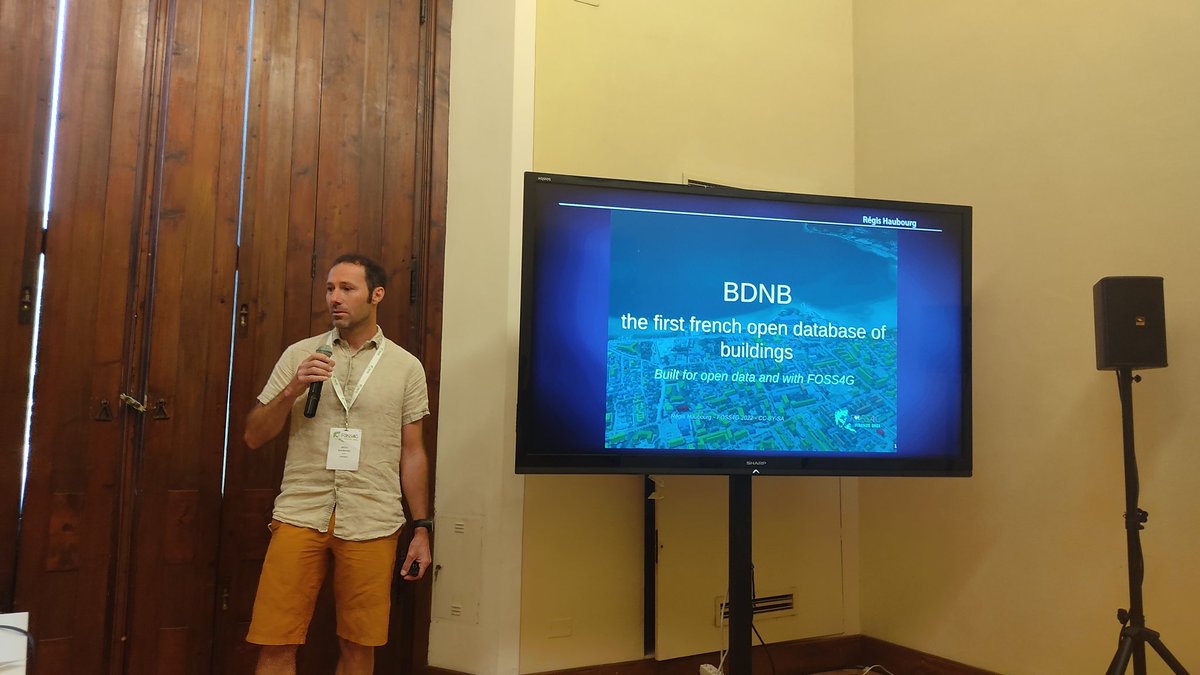 Plus là tweet media