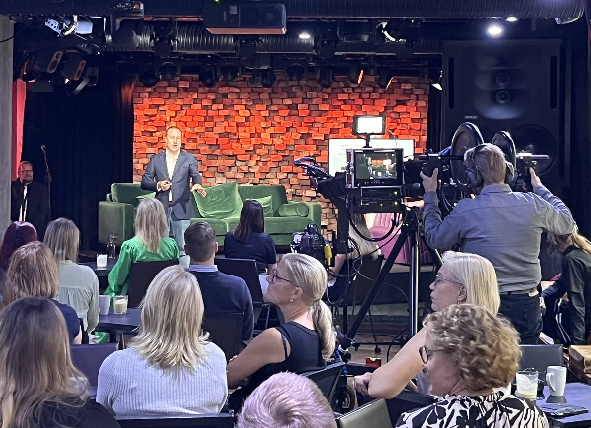 PwC_Suomi's tweet photo. Mistä koostuu viiden tähden asiakaskokemus? Keskiössä mm. asiakaskokemus, inhimillisyys ja moderni myynti.

”Kulttuuria ei voi tuoda eikä ostaa ulkopuolelta.”
 
Kiitos inspiroivasta puheenvuorosta @SaniLeino ! 
#B2Me #IhmisetEtulinjaan #SocialSelling https://t.co/urtfpoyjwB