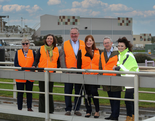 BarwonWater's tweet photo. We’re thrilled with the Regional Renewable Organics Network (RRON) project's signing of Waste Supply Agreements between Barwon Water and its partnering Councils @Queenscliffe, @GreaterGeelong, @GPSCouncilNews and @surfcoastnotes.
https://t.co/CAljpvucqz
#RRON #Partnerships https://t.co/wnpAfdwnf9