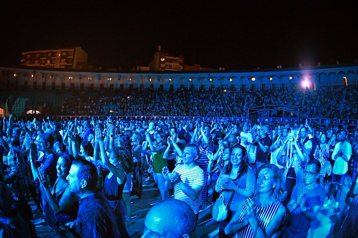 TerritorioMusi's tweet photo. Extraordinario espectáculo el que anoche ofrecieron, en La Plaza de Toros de #Albacete, el gran tributo Gira Kiss FM 20 Aniversario #MECANOEXPERIENCE, ¡hasta la próxima, artistas! 💛 🎤
📸 #VisionPressAlbacete
#territoriomusical #tributomecano #albacete #visionpressalbacete https://t.co/OVVOrnhnoP
