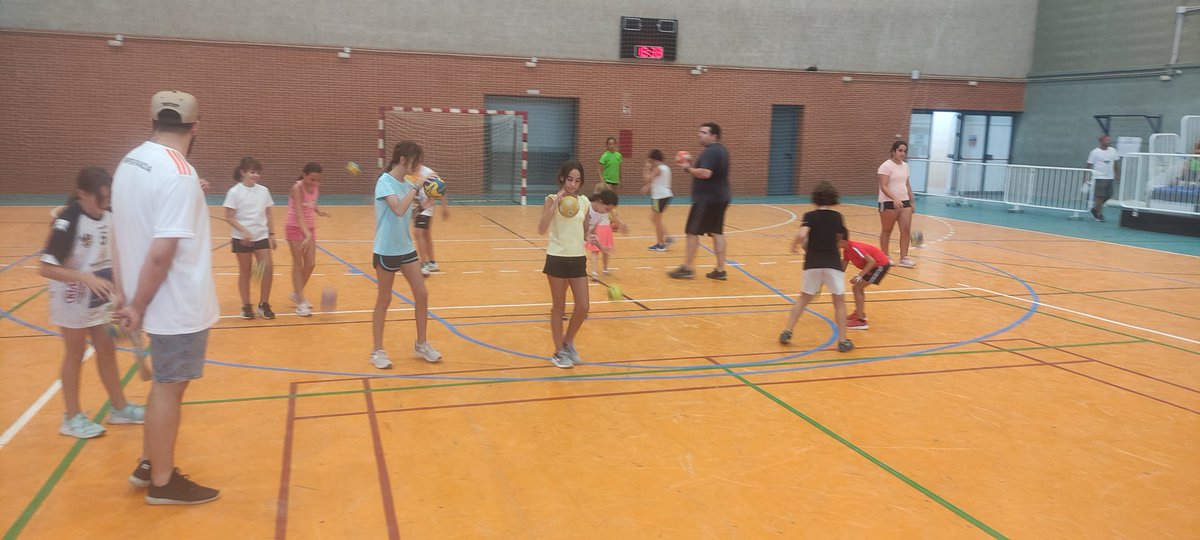 CBM_Aguilar's tweet photo. Exitosa la jornada de captación la de ayer con las jóvenes promesas y futuros amantes del  mundo del balonmano, quedando un segundo día de puertas abiertas para todo aquel que lo desee el próximo día 30 de agosto.
Te invitamos a participar de este bonito deporte!! https://t.co/2RFIyNmDG3